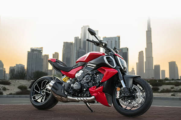 Ducati Diavel V4 Side Profile LR