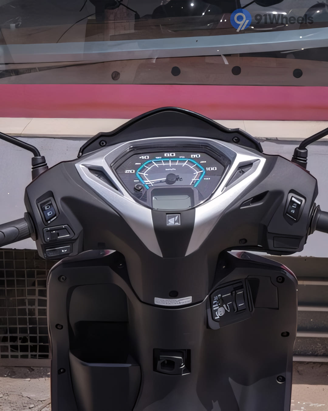 Handlebar & Console Area - 1 Handlebar & Console Area - 1