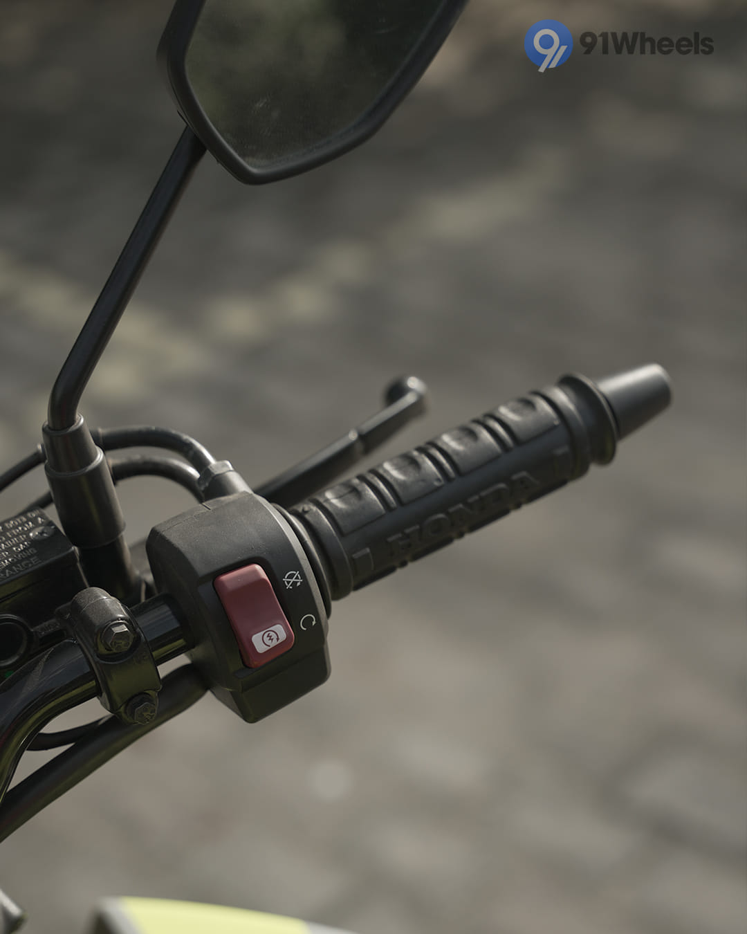 Handlebar & Console Area - 2