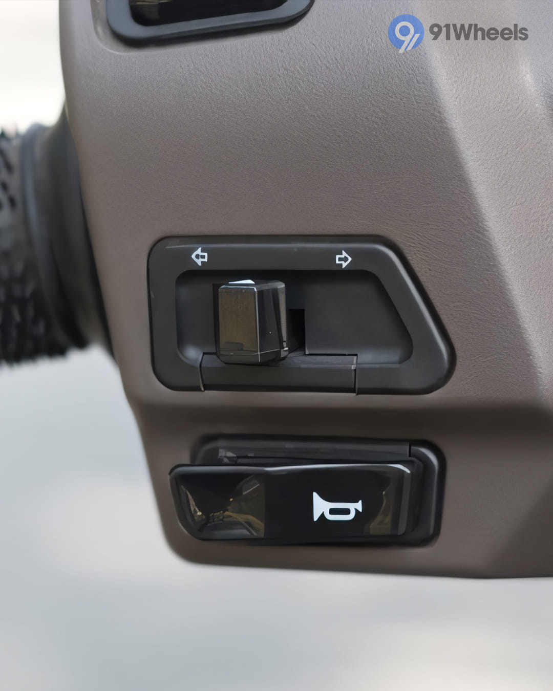 Handlebar & Console Area - 2