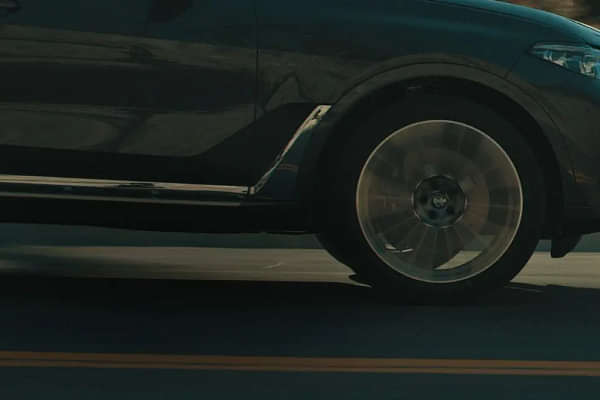 BMW X7 Driving Shot image