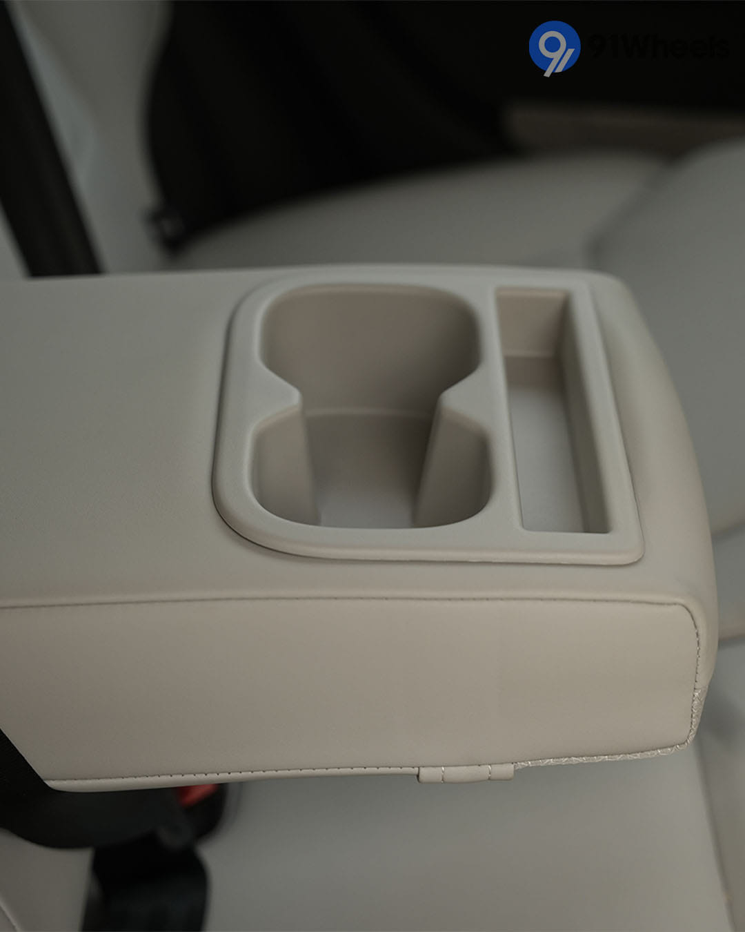 Dashboard & Front Cabin - 11