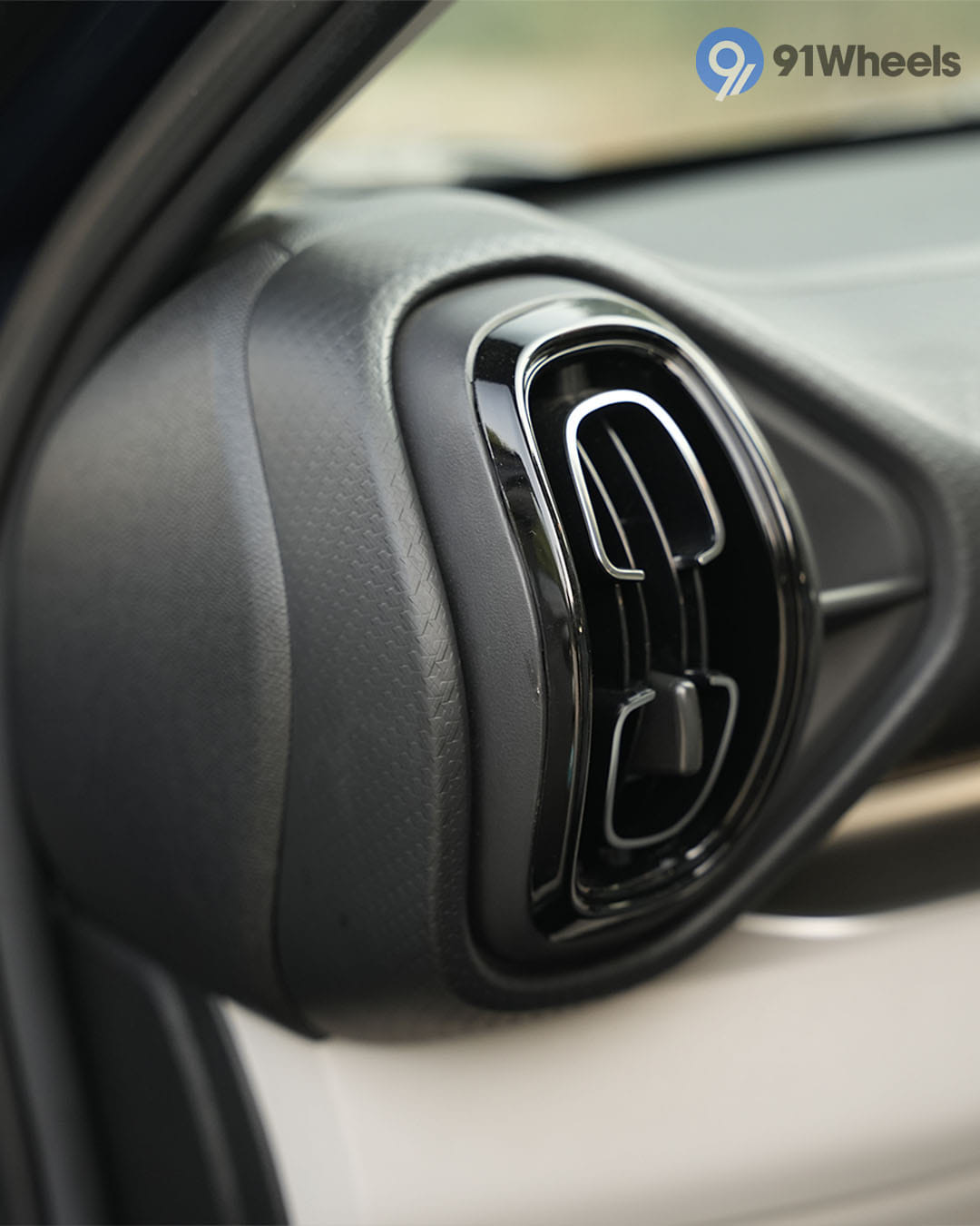 Dashboard & Front Cabin - 7