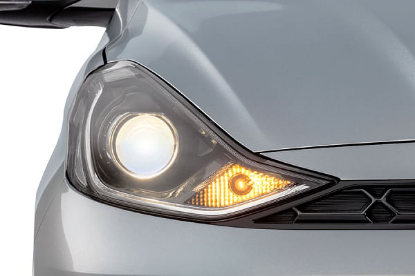 Hyundai Aura Headlight image