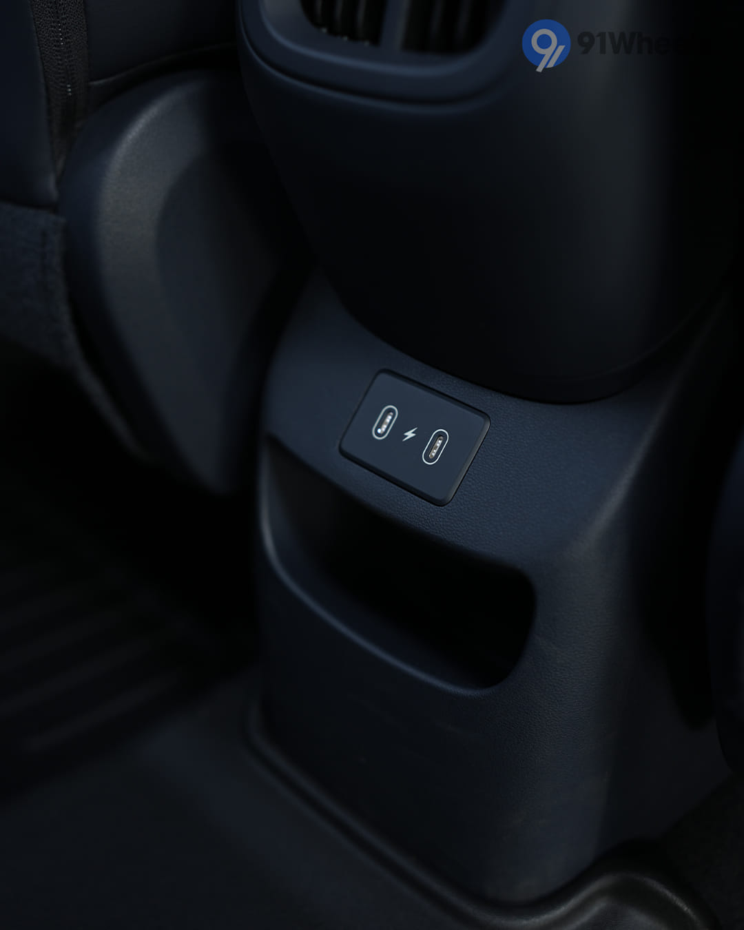 Dashboard & Front Cabin - 7