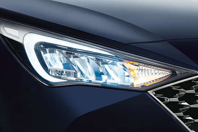 Hyundai Verna Headlight image