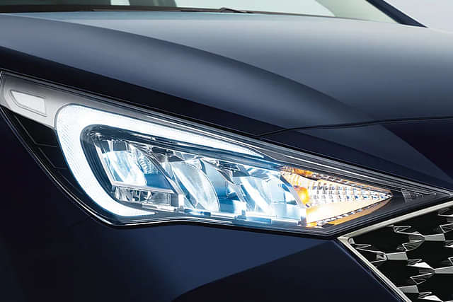Hyundai Verna Headlight image