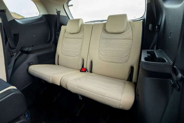 KIA Carens Rear Seat image