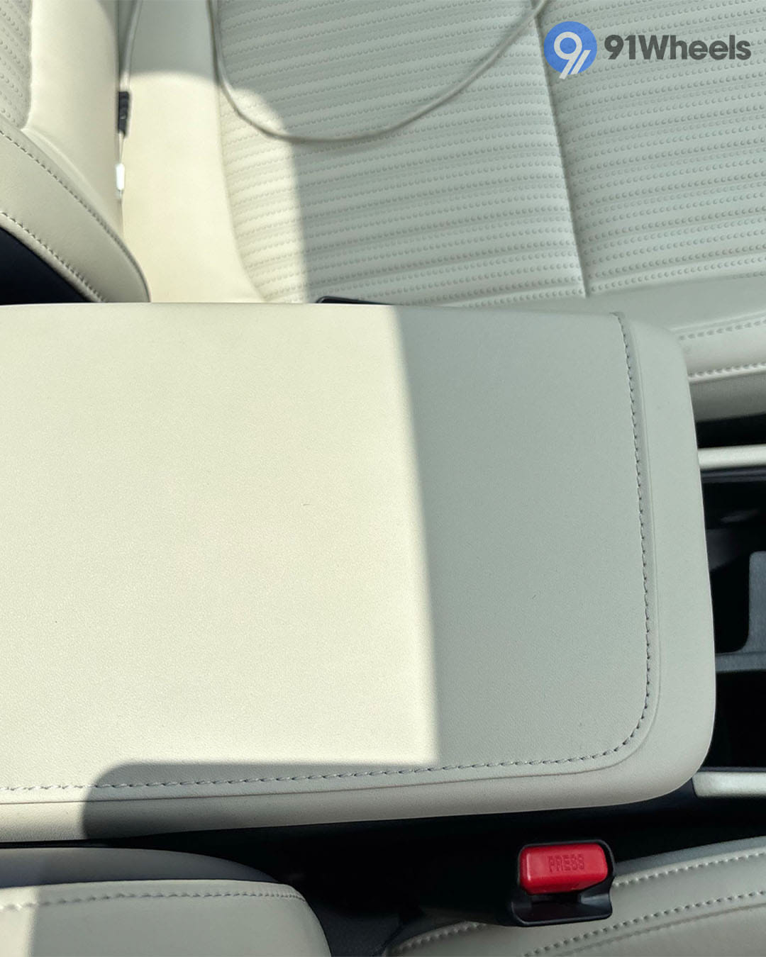 Dashboard & Front Cabin - 8