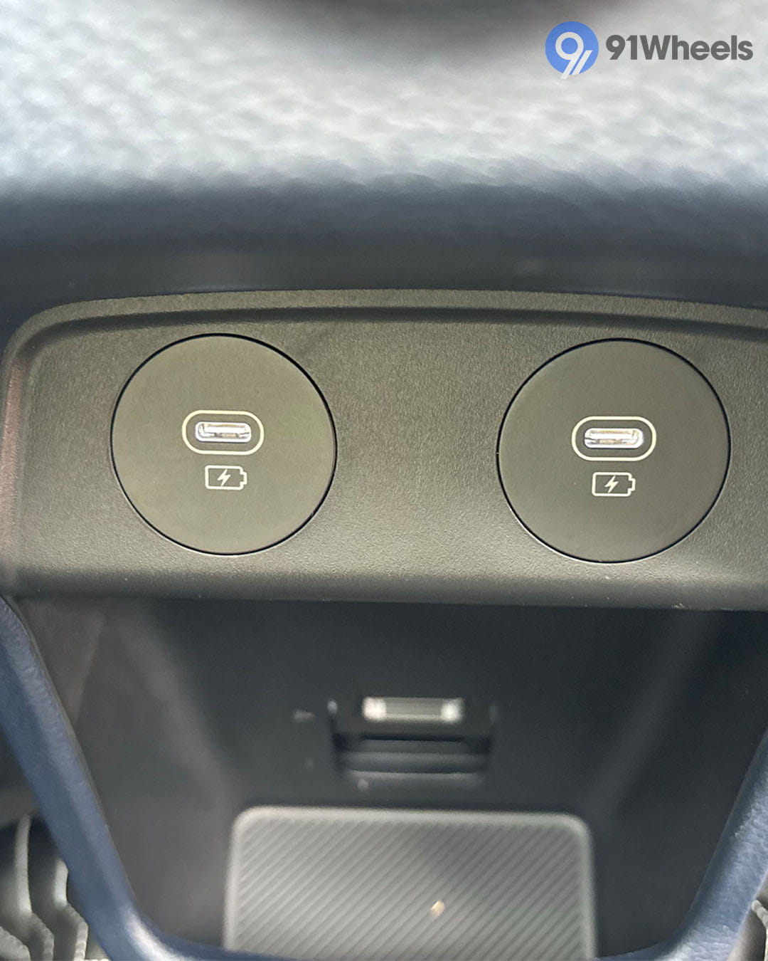 Infotainment & Charging - 4