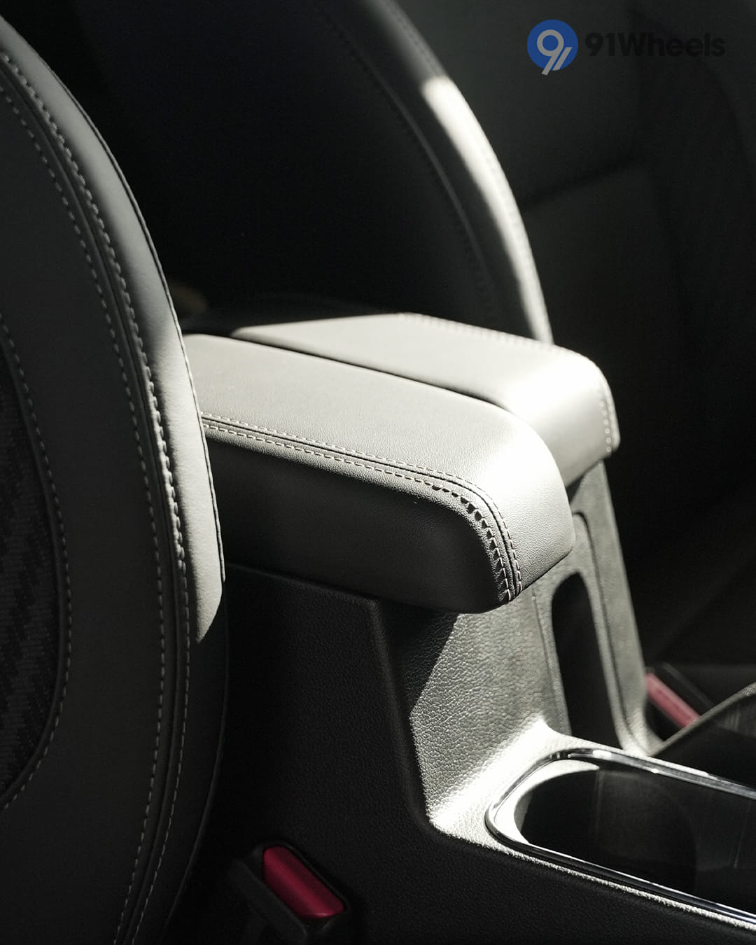 Dashboard & Front Cabin - 10