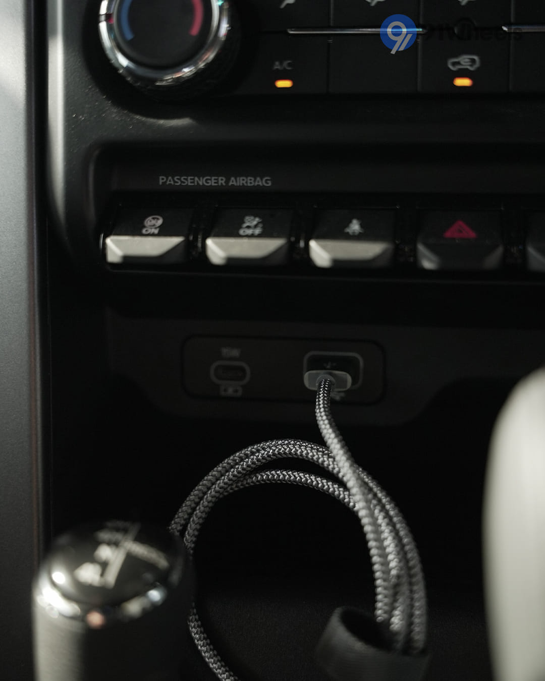 Dashboard & Front Cabin - 8