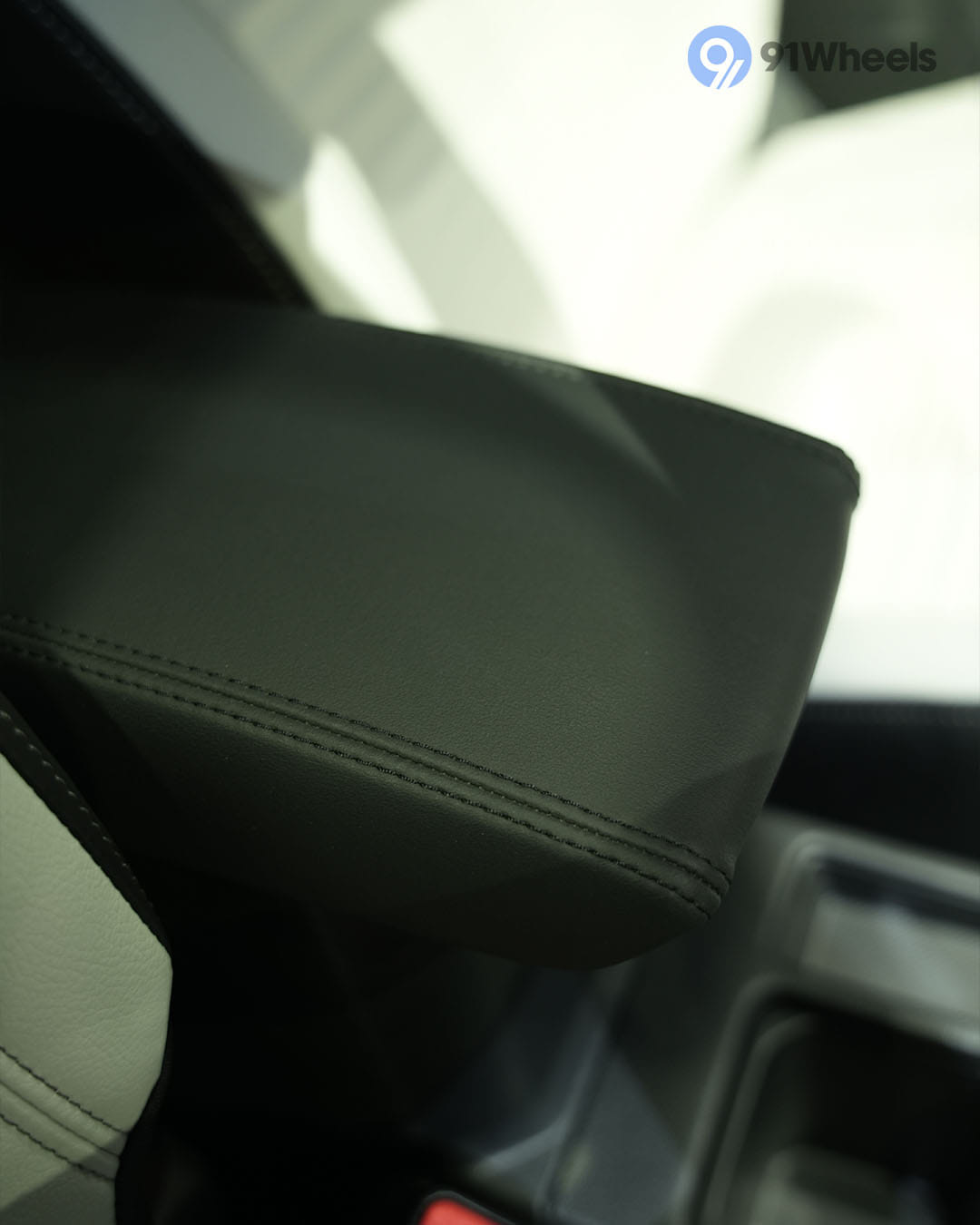 Dashboard & Front Cabin - 8