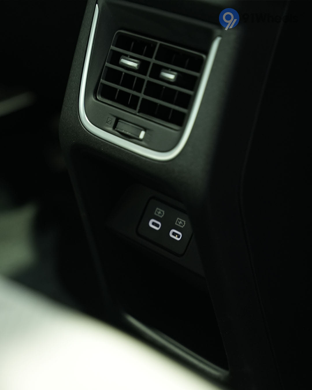 Infotainment & Charging - 3