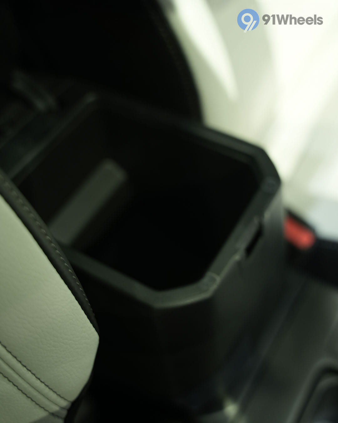 Dashboard & Front Cabin - 10