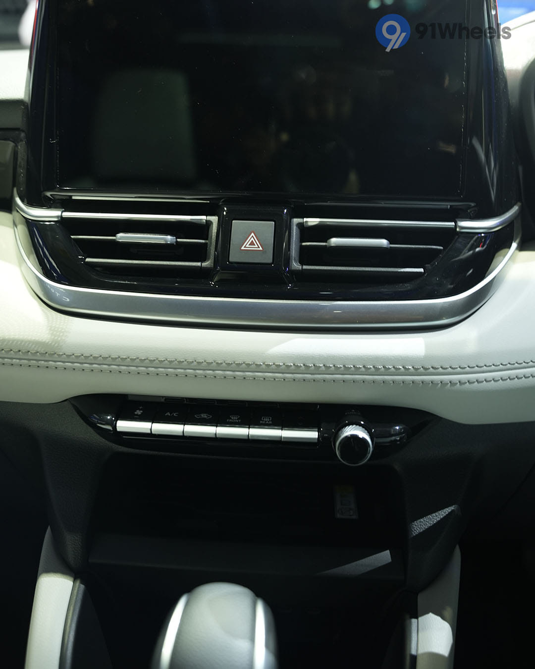 Dashboard & Front Cabin - 3