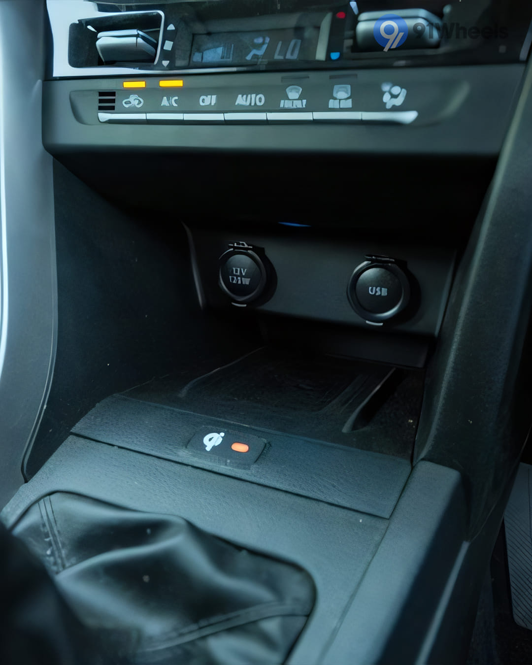 Dashboard & Front Cabin - 5