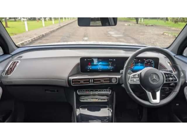 Mercedes-Benz EQC View From Rear image