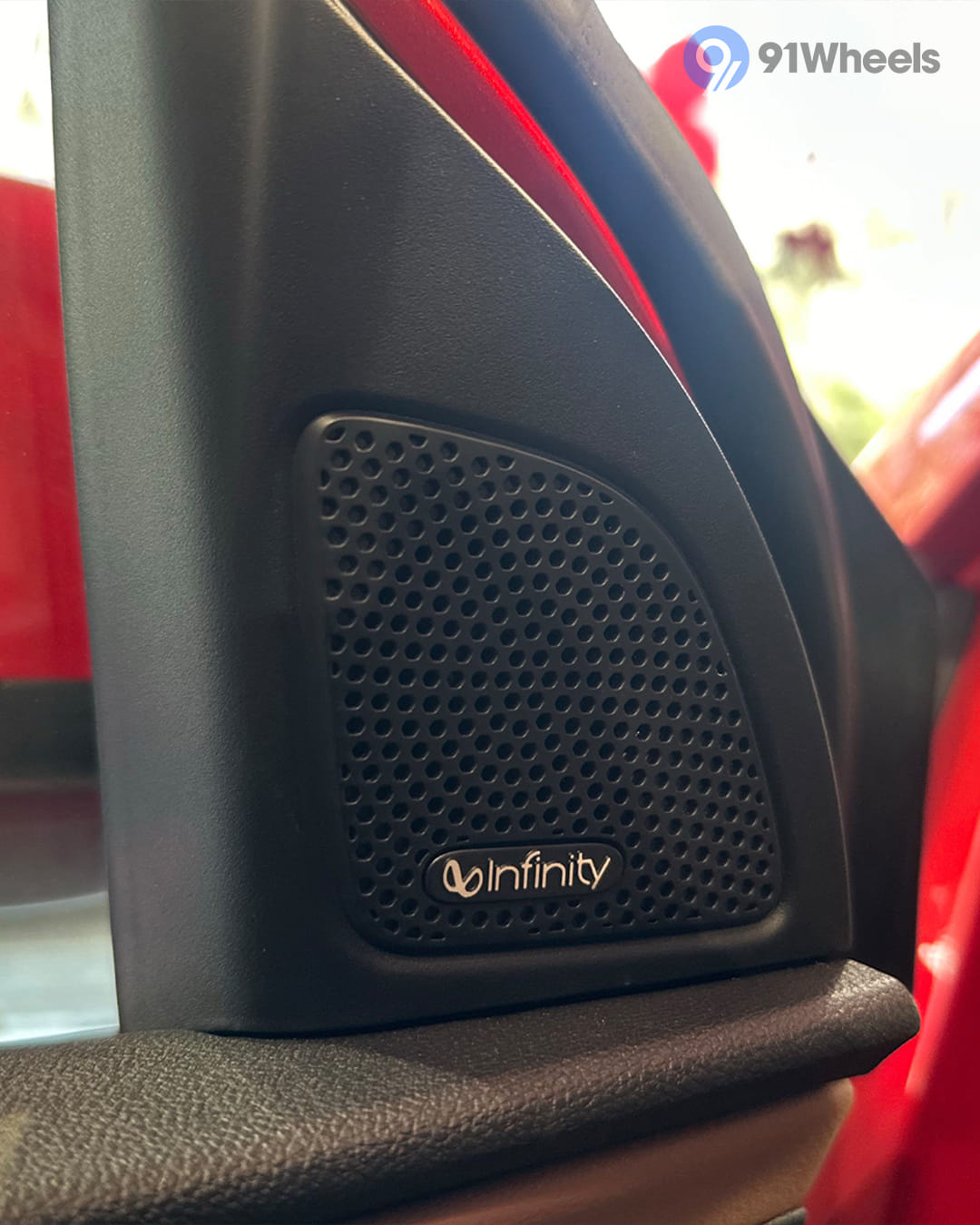 Infotainment & Charging - 4