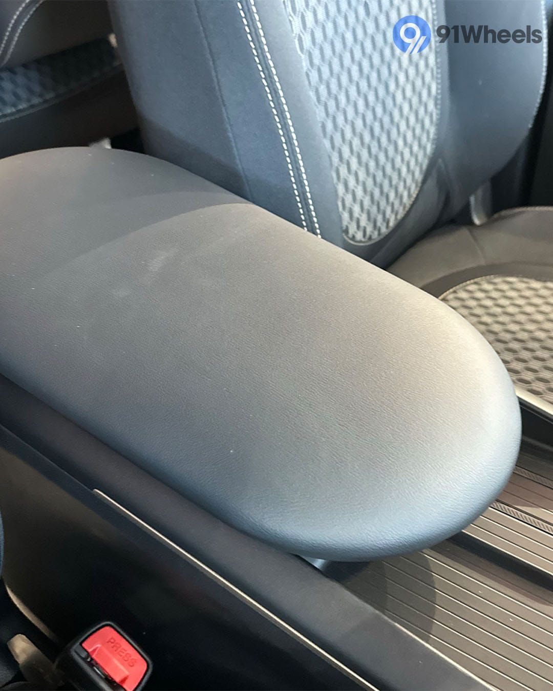 Dashboard & Front Cabin - 5 Dashboard & Front Cabin - 5