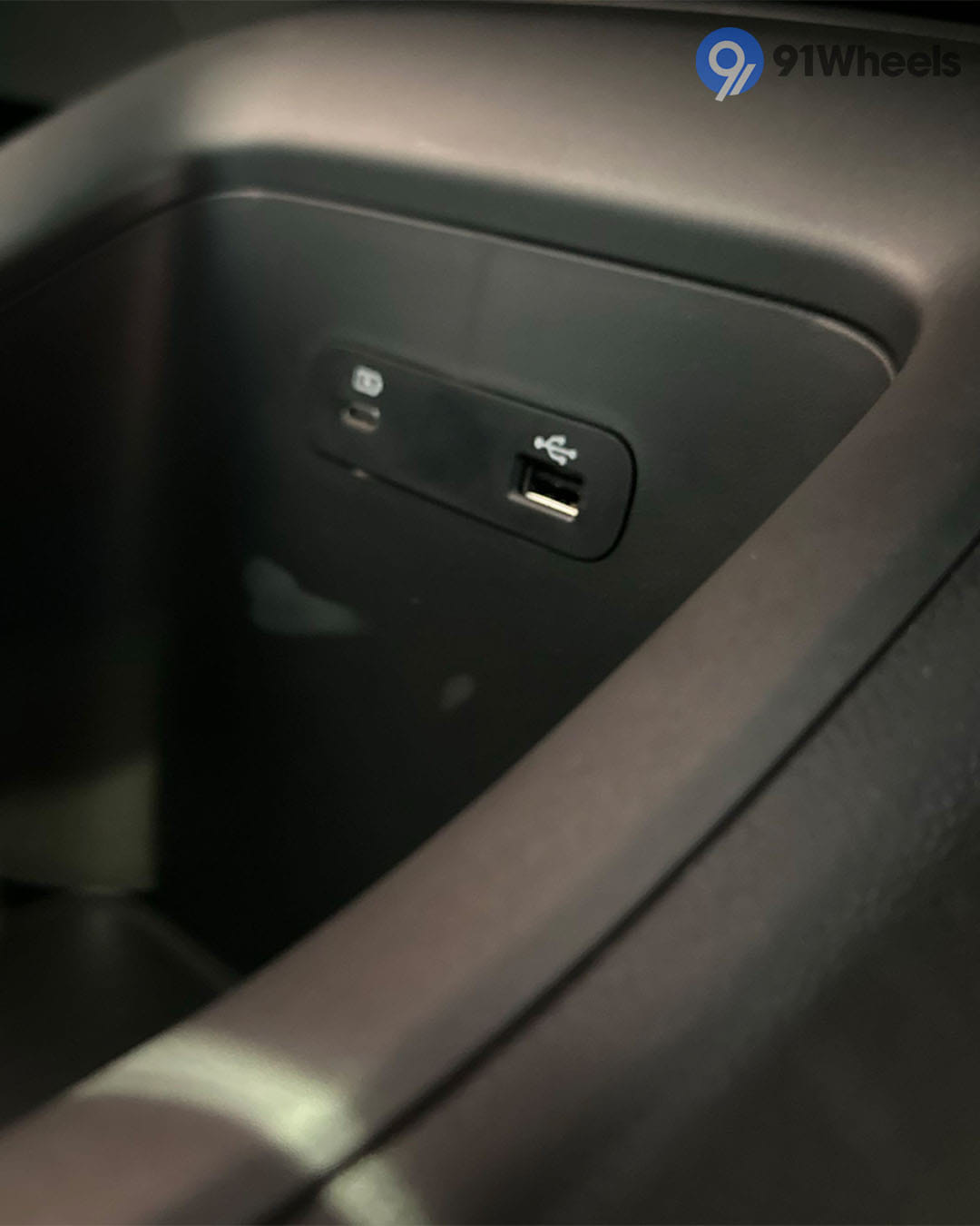 Infotainment & Charging - 4 Infotainment & Charging - 4