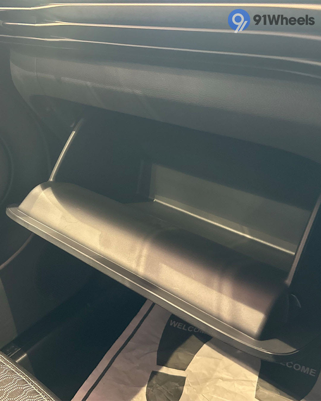 Dashboard & Front Cabin - 10 Dashboard & Front Cabin - 10