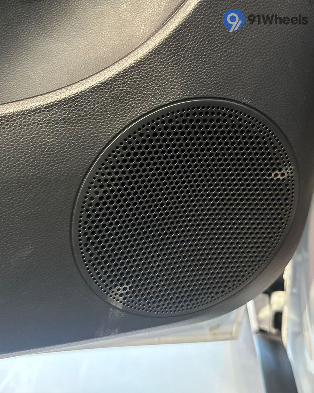 Infotainment & Charging - 2 Infotainment & Charging - 2