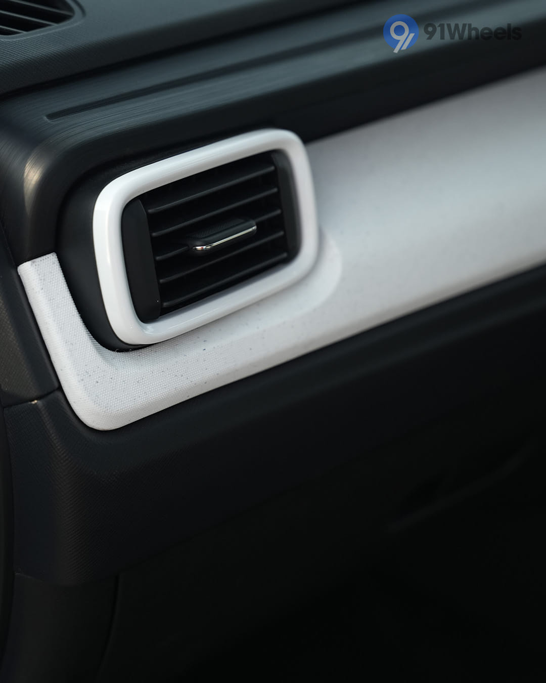 Dashboard & Front Cabin - 7