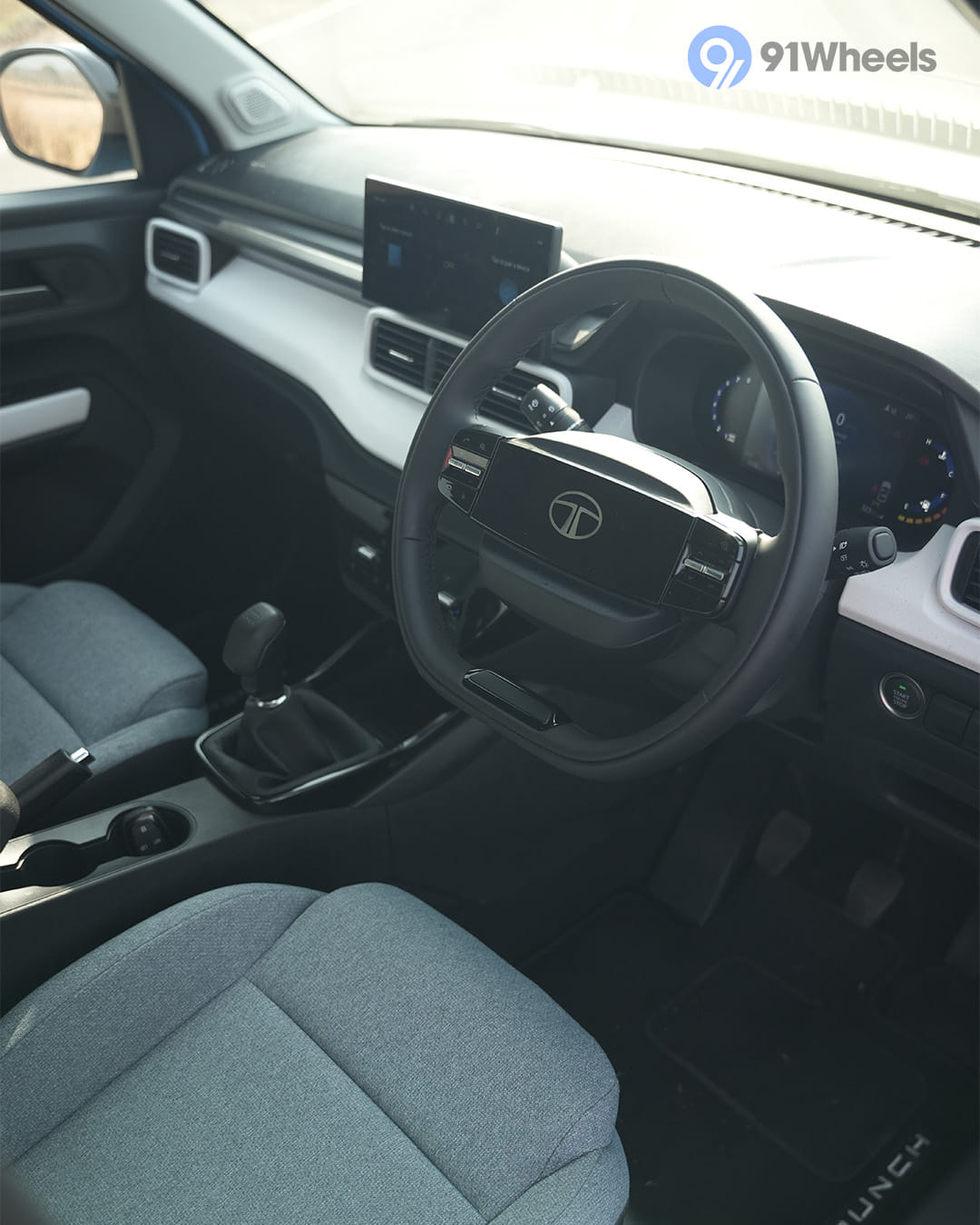 Dashboard & Front Cabin - 16