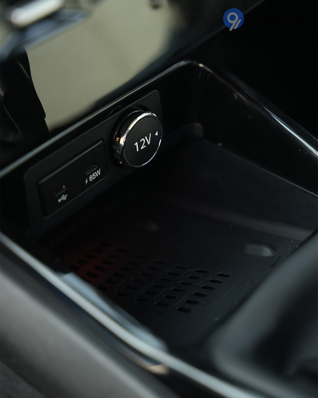 Dashboard & Front Cabin - 8