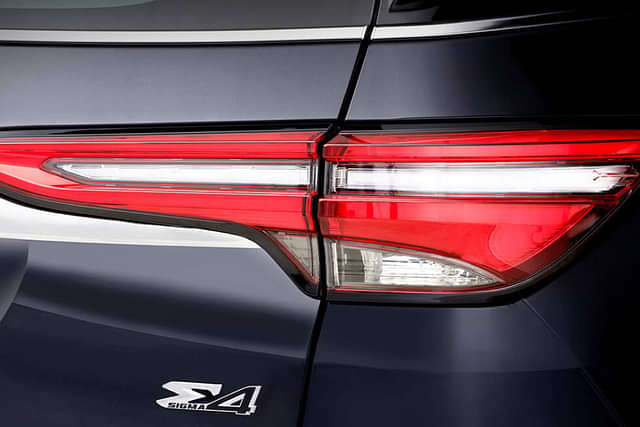 Toyota Fortuner Tail Light image