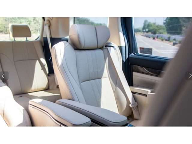 Toyota Vellfire Rear Seat image