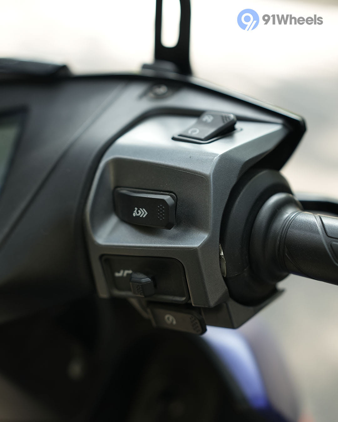 Handlebar & Console Area - 4