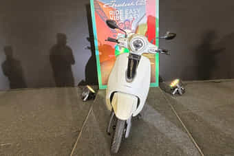 Bajaj Chetak C2501 Front View Bajaj Chetak C2501 Front View