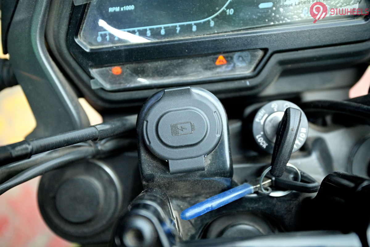 Bajaj Dominar 400 USB Port