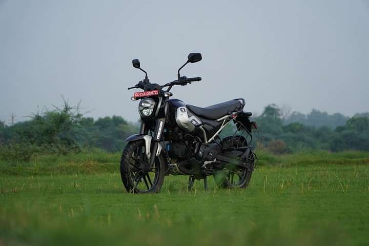 Bajaj Freedom 125 Left Front Three Quarter