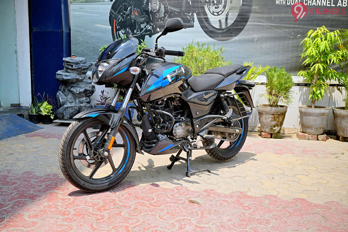 Bajaj Pulsar 125 Left Front Three Quarter
