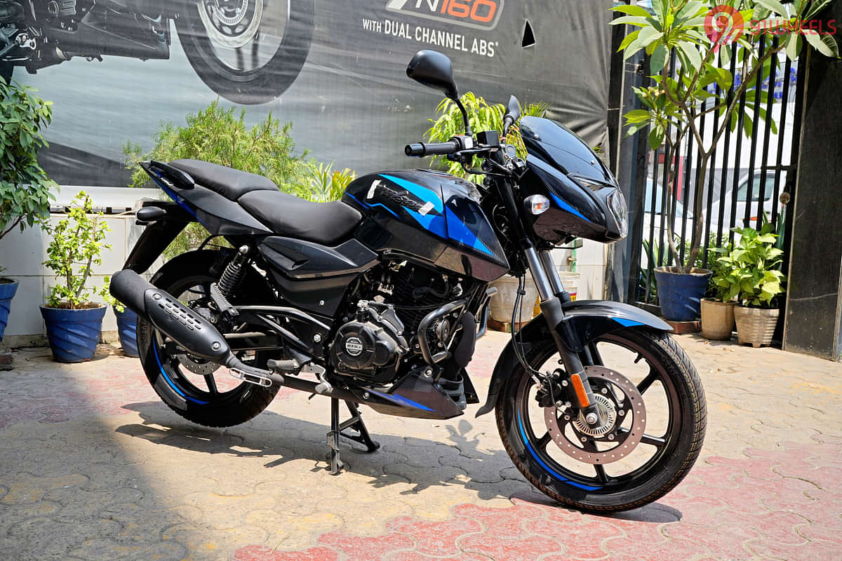 Bajaj Pulsar 125 Right Front Three Quarter