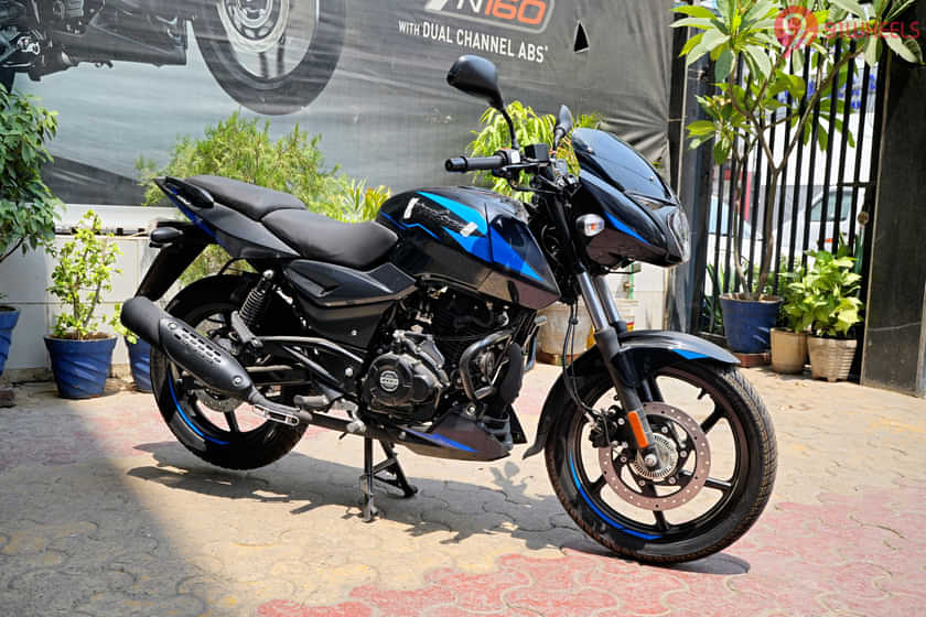 Bajaj Pulsar 125 Right Front Three Quarter Bajaj Pulsar 125 Right Front Three Quarter
