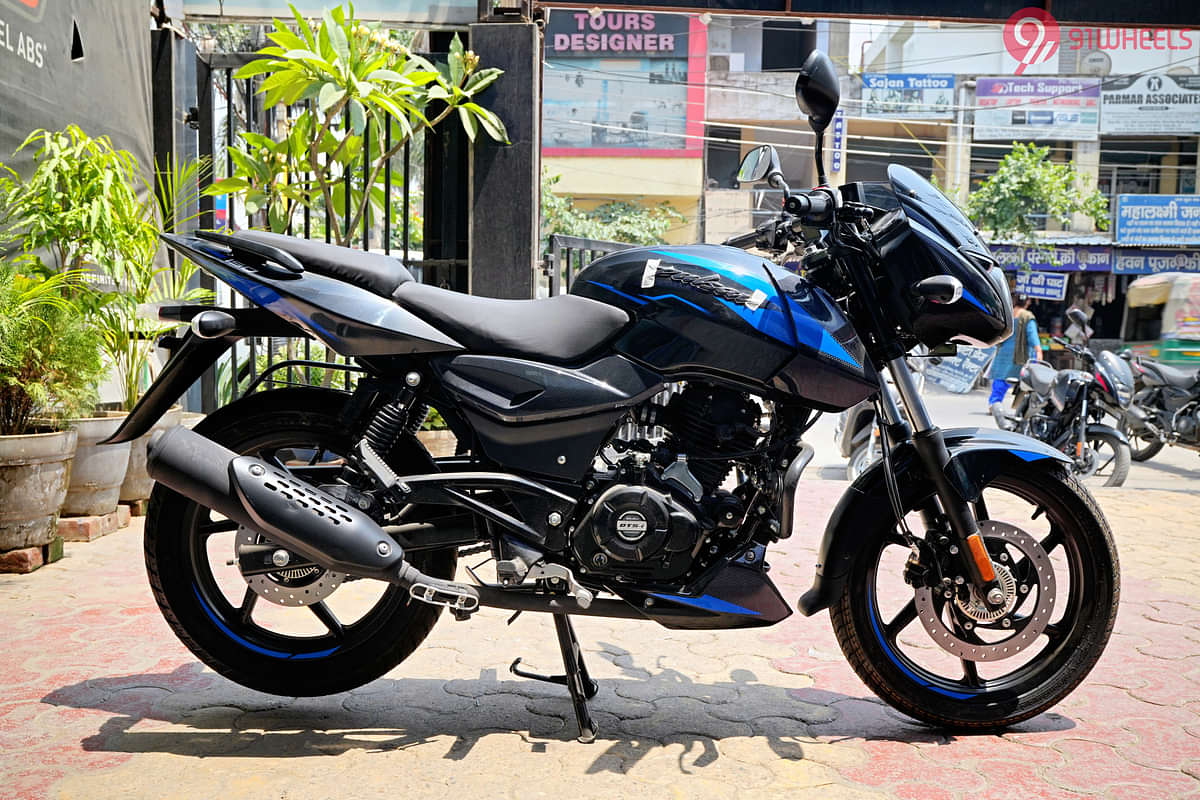 Bajaj Pulsar 150 Twin Disc Right Side View