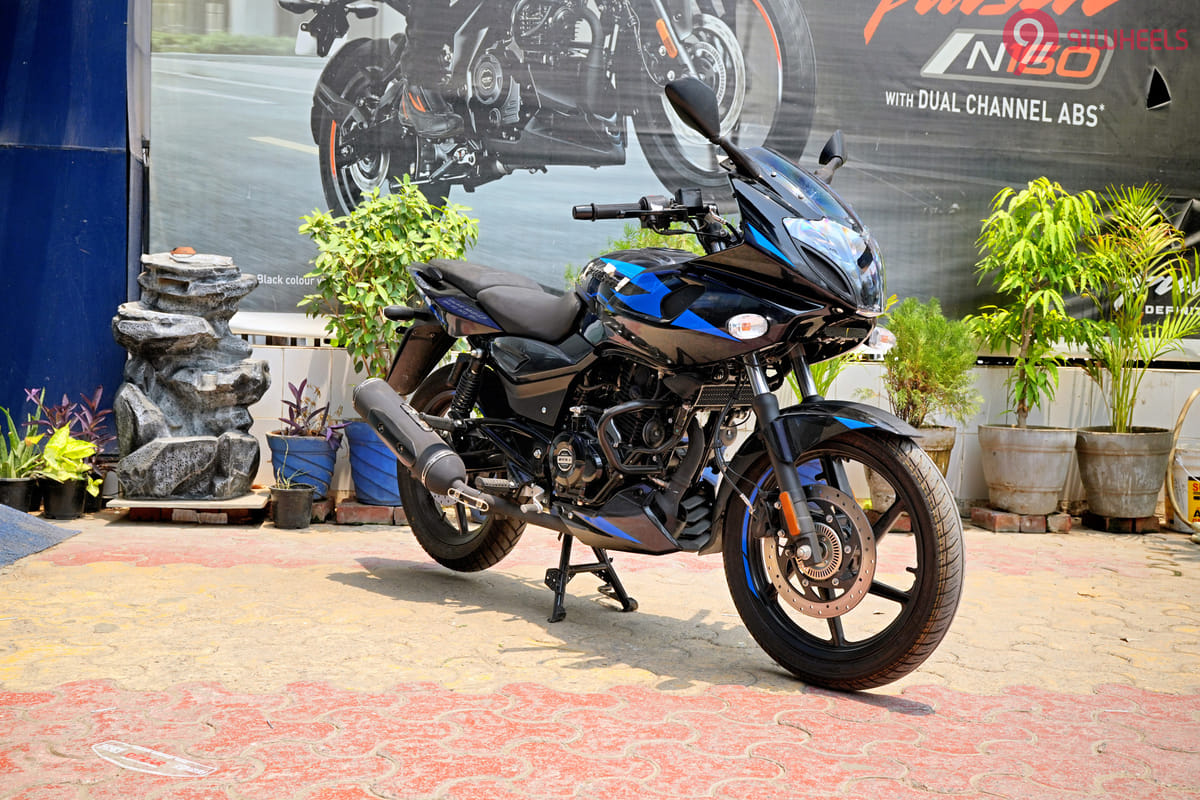 Bajaj Pulsar 220F Right Front Three Quarter