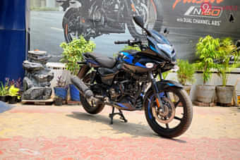 Bajaj Pulsar 220F Right Front Three Quarter Bajaj Pulsar 220F Right Front Three Quarter