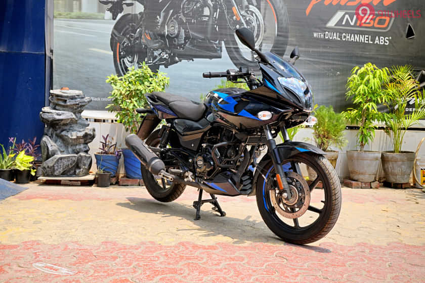 Bajaj Pulsar 220F Right Front Three Quarter Bajaj Pulsar 220F Right Front Three Quarter