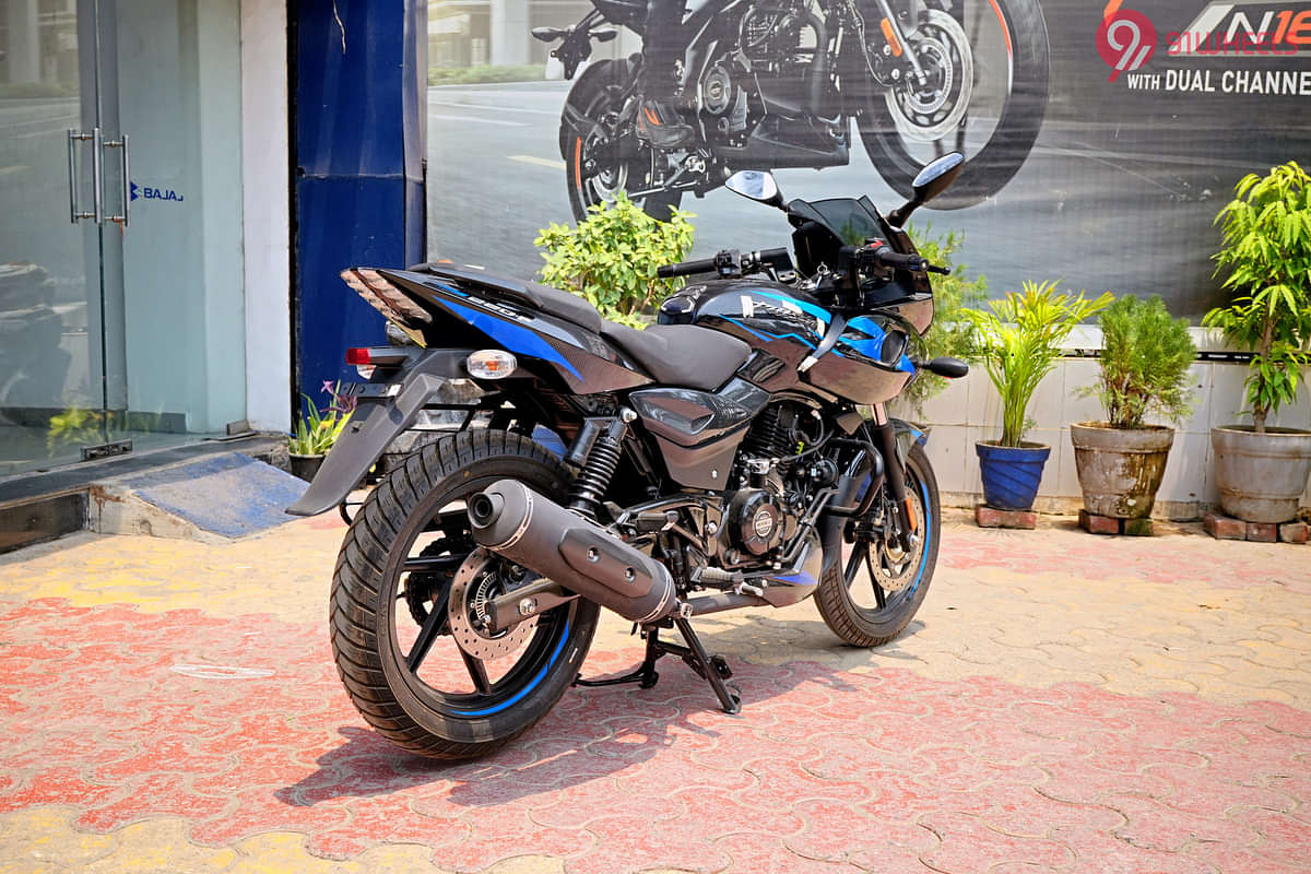 Bajaj Pulsar 220F Right Rear Three Quarter