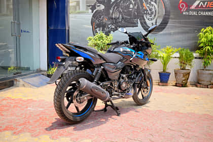 Bajaj Pulsar 220F Right Rear Three Quarter Bajaj Pulsar 220F Right Rear Three Quarter