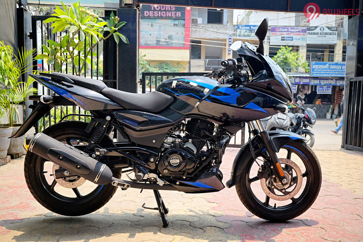 Bajaj Pulsar 220F Right Side View