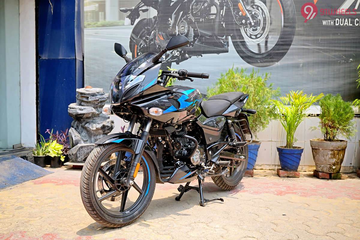 Bajaj Pulsar 220F Left Front Three Quarter