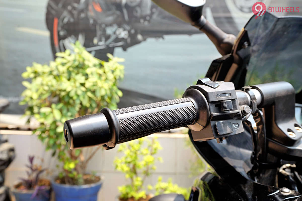 Bajaj Pulsar 220F Left Side Handelbar Grip