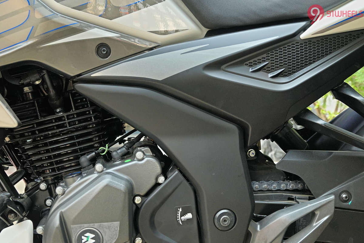 Bajaj Pulsar  N250 Battery Compartment