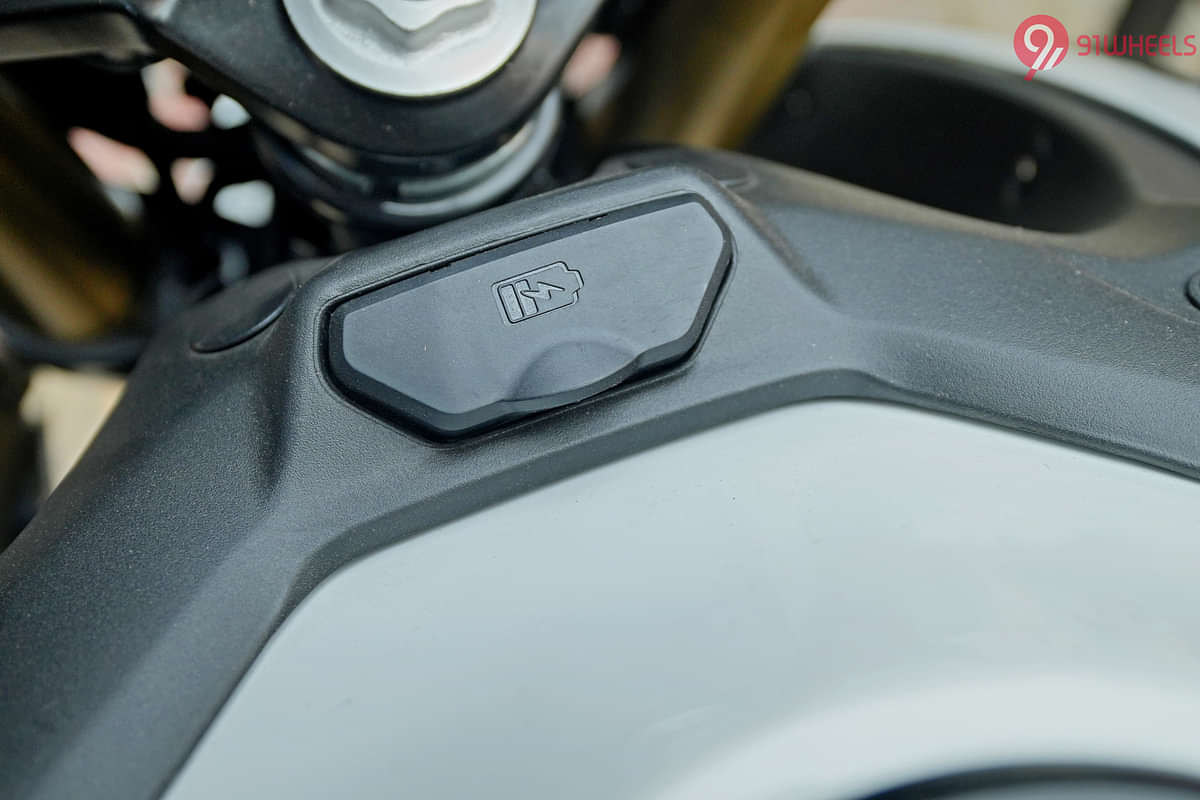 Bajaj Pulsar  N250 USB Port